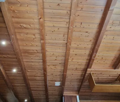 Instalación eléctrica y focos empotrados en techo de madera en Arties