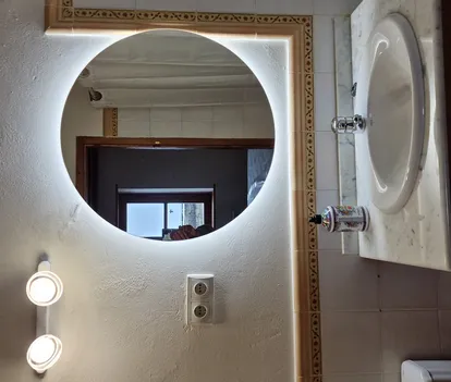 Mueble de lavabo y espejo iluminado por LED en Salardú