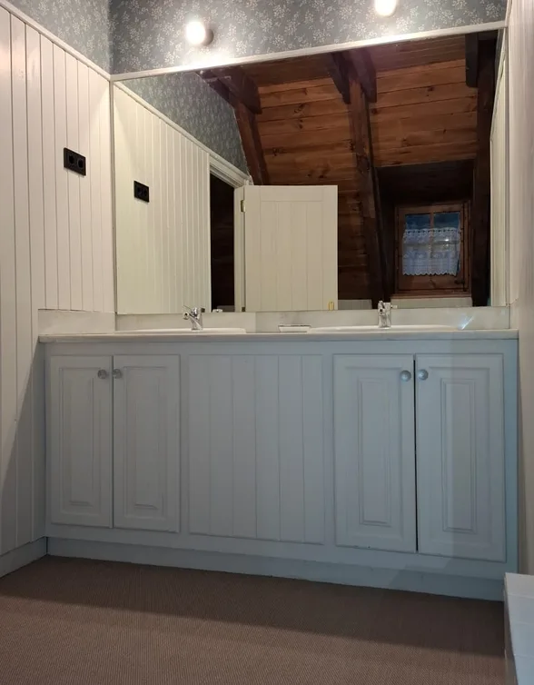 Escaleras de madera y barandillas de estilo rústico terminadas en Baqueira